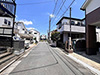 前面道路は５ｍ公道に面しております。交通量も少なく閑静な住宅地です。駐車が苦手な方でも、交通量が少なく、駐車も楽々できます。