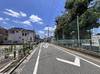 前面道路は幅員約6.0m。大型車両の通行がなく、スピードも出しにくい道路なので、静かな住環境が保たれそうです。