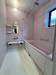 浴室乾燥暖房機付きの浴室。窓が付いていて明るい印象です。換気にも便利で、外気を感じながらゆっくりと疲れを癒すことができそうです。