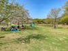 「大泉学園町」の最北端に位置する「大泉中央公園」ではデイキャンプを堪能するご家族もいらっしゃいます。テントを張ってゴロ寝をしたり、火を起こしてBBQを楽しんだり、アウトドアを身近で体験できます。