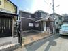 建物の外観写真。開発道路で広く、車も停めやすく、南側には保育園など住環境は良い