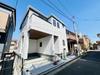 【現地外観写真】住宅性能や環境に配慮されたZEH水準の省エネ住宅。宅配ボックスが備わった機能門柱があり、不在時でも荷物の受け取りが可能です。