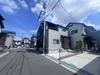 南側に建物がなく陽当たり抜群です。玄関横には自転車やバイク置場も配置。道路側に面した窓は小さめで、通行人からの人目が気になりにくい設計です。ゆっくりとくつろぐための配慮が感じられます