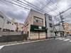 南向きの４４坪超。古屋がございますが古屋を解体し更地でお引渡しいたします。土地を有効的にご利用いただけます。緑豊かな文理台公園までも徒歩３分。商業・病院・買物なども近く生活に便利な立地環境です。