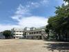 西東京市立東小学校まで560ｍ一部学年で算数・数学のクラス分け、非常勤ネイティブ外国語教師の授業、ディベートや補習教室を実施。学校内での米作りや近隣畑での農業体験など、実践的な学習も特徴的です。