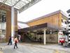 朝霞駅は、駅前に大きなロータリーが広がり拓けていて、ベッドタウンとして人気があります。朝霞市内の街中は緑であふれ、電車では池袋へ、バスでは大泉学園へ出られる便利なエリアです。					